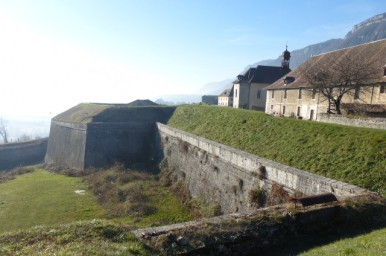Enceinte fortifiée et des fossés © Médiéval AFDP