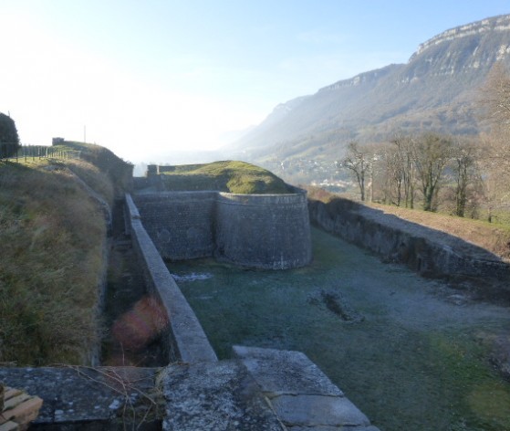 Vue d'une partie de l'enceinte fortifiée © Médiéval AFDP