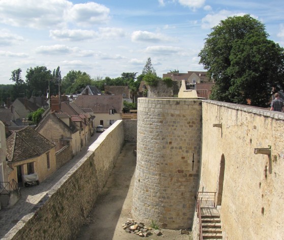 Vue de la courtine et d'une tour d'angle © Médiéval AFDP