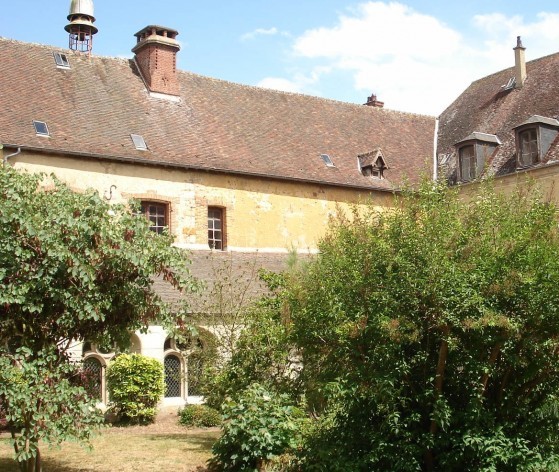 Intérieur du cloître (c) Médiéval AFDP