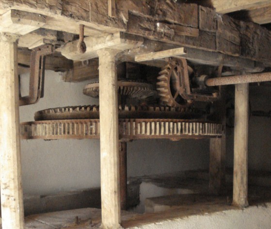 Détail : engrenage dans le moulin  © Médiéval AFDP